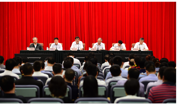 努爾˙白克力參加會(huì)議